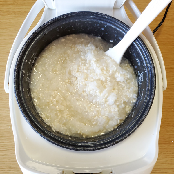 おかゆと米麹を混ぜ合わせる