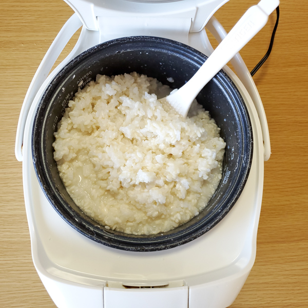 おかゆと米麹を混ぜ合わせる
