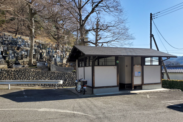 吾妻山公園駐車場にあるトイレ