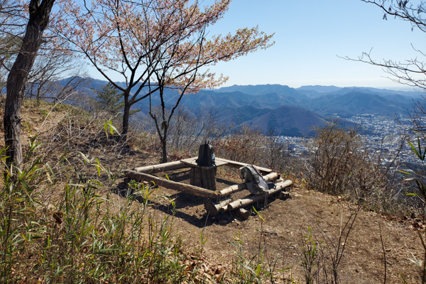 吾妻山の頂上の休憩スペース