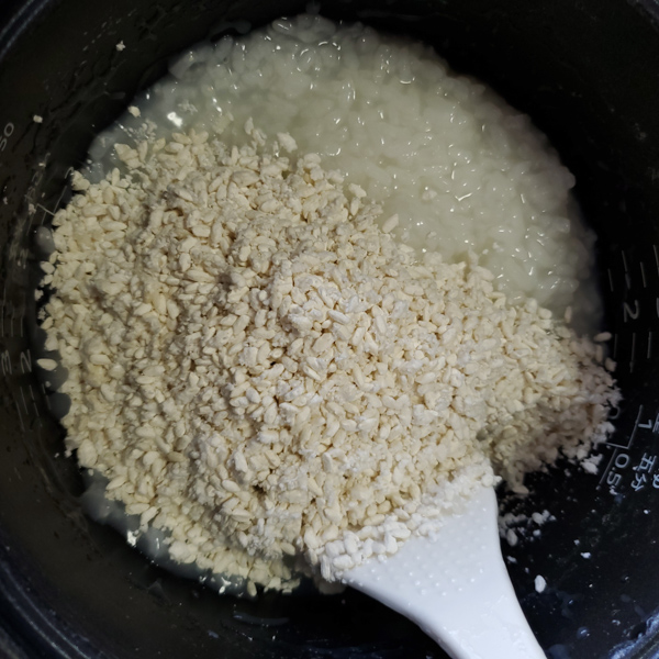 おかゆと米麹を混ぜる