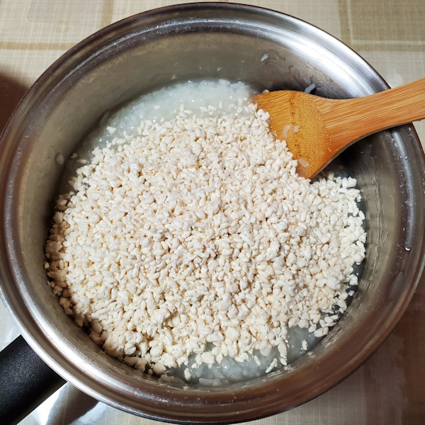 おかゆに米麹を混ぜる