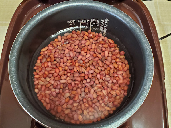 茹でこぼしをした小豆を炊飯器にセットする