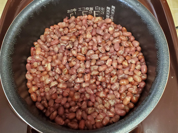 小豆を炊飯器で炊く