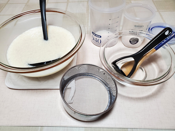 甘酒の固体部分と液体部分を分ける作業で使う道具