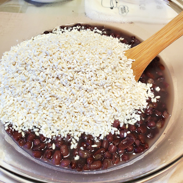 小豆に米麹を加える